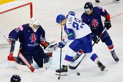 MS v hokeji 2021, Slovensko - Velká Británie: Adam Liška před britským brankářem Benem Bownsem