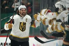 Play off NHL 2020/21, Minnesota - Vegas: Kapitán Vegas Mark Stone oslavuje gól