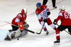 Leonardo Genoni (63), Ramon Untersander (69) a Jan Kovář v zápase Česko - Švýcarsko na MS 2021