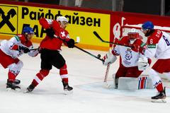 Timo Meier a Šimon Hrubec v zápase Česko - Švýcarsko na MS 2021