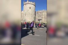 Pohřeb prince Philipa přerušila polonahá aktivistka