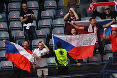 Češi před svými fanoušky slaví gól Patrika Schicka z penalty v zápase Chorvatsko - Česko na ME 2020