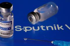 Za jednu dávku Vakcíny Sputnik V zaplatilo Slovensko 17 eur. Očkovat s ní začnou v pondělí v osmi městech.