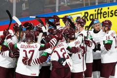 MS 2021: Radost hokejistů Lotyšska po výhře nad Kanadou.