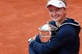 tenis, French Open 2021, Barbora Krejčíková po vítězství s trofejí