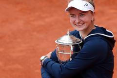 tenis, French Open 2021, Barbora Krejčíková po vítězství s trofejí