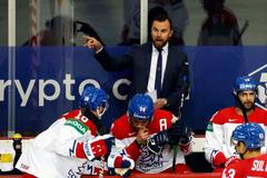 Filip Pešán na české lavičce v zápase Česko - Rusko na MS 2021