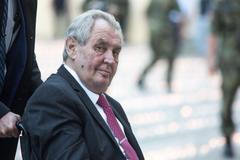 30 tisíc svíček za oběti koronaviru, Pražský hrad, pieta, Miloš Zeman, svíčky, kelímky