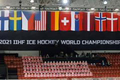 Místo fanoušků fotografie, místo bodů porážka. Tak pro Čechy začal hokejový šampionát