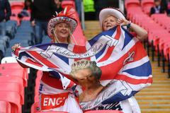 Anglické dámy s vlajkou s podobiznou královny Alžběty II. na zápase Česko - Anglie na ME 2020