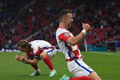 ME ve fotbale 2021, Chorvatsko - Skotsko: Ivan Perišič a Luka Modrič slaví gól Chorvatů