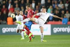 Vladimír Darida a Declan Rice v utkání kvalifikace ME 2020 Česko - Anglie