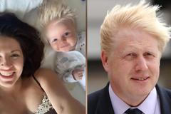 Jako malý Boris Johnson. Novorozenec má kštici jako britský premiér, je z něj celebrit