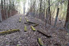 Bývalému muničnímu skladu ve Vrběticích chybí plot. Nebezpečí se může skrývat pod zemí