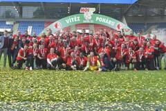 fotbal, MOL Cup 2020/2021, finále, Viktoria Plzeň - Slavia Praha, fotbalisté Slavie po vítězství s trofejí