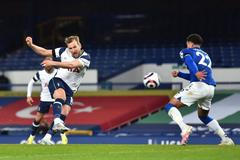 Harry Kane z Tottenham dává gól v zápase s Evertonem