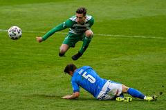 Till Schumacher z Bohemians a Adam Jánoš z Ostravy v zápase 27. kola Fortuna:Ligy