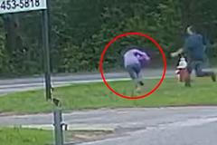 Muž s nožem se pokusil unést školačku. Kamera zachytila jeho divoký útok