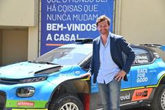 André Villas-Boas pózuje vedle Citroënu C3 Rally2 v barvách jeho nadace Race for Good