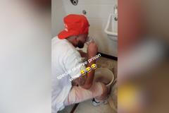 Vězeň si vyvařuje přímo v cele. Na TikToku prozradil i recept na proslulé víno trestanců