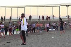 Do španělské enklávy Ceuta na africkém pobřeží proudí tisíce migrantů z Maroka (18. 5. 2021)