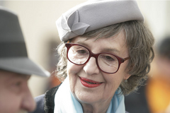 Nina Divíšková v seriálu Vyprávěj v roli obětavé babi Běty