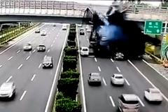 Černá pohroma. Kamion svrhnul roztavený asfalt z mostu na jedoucí auta