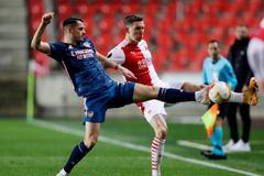 Granit Xhaka  a Lukáš Provod v odvetě čtvrtfinále Evropské ligy Slavia - Arsenal