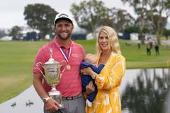 golf, PGA: U.S. Open, Jon Rahm s trofejí pro vítěze, manželkou a synem
