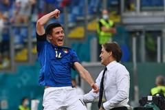 ME ve fotbale 2021, Itálie - Wales: Matteo Pessina oslavuje gól s trenérem Robertem Mancinim