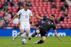 Lukáš Masopust a Joško Gvardiol v zápase Chorvatsko - Česko na ME 2020