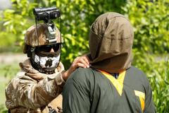 Afghánský voják se zajatým bojovníkem Tálibánu ve městě Džalálábád východně od Kábulu.