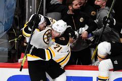 hokej, NHL 2020/2021, Stanley Cup Play off - Boston Bruins at Washington Capitals, Brad Marchand slaví gól, kterým zápas v prodloužení rozhodl
