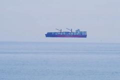 V Anglii natočili loď, která levitovala ve vzduchu nad mořskou hladinou. Může za to optický klam