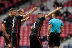 Naštvaní Chorvati a rozhodčí Carlos del Cerro Grande v zápase Chorvatsko - Česko na ME 2020