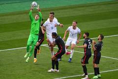 Dominik Livakovič, Tomáš Souček a Dejan Lovren v zápase Chorvatsko - Česko na ME 2020