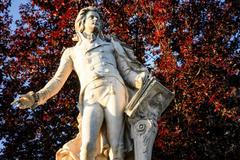 Památník Wolfanga Amadea Mozarta ve vídeňském parku Burggarten.