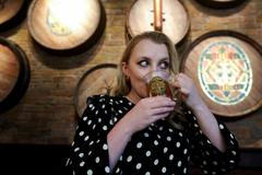 Herečka Evanna Lynchová s máslovým ležákem