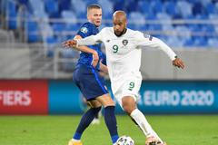 fotbal, kvalifikace Euro 2020 play off - Slovensko - Irsko David McGoldrick in action with Slovakia’s Denis Vavro