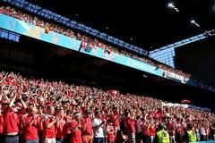 fotbal, ME, Euro 2020, Dánsko - Belgie, dánští fanoušci, potlesk pro Christiana Eriksena