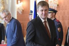 DVTV živě: Zemětřesení ve vládě pokračuje, Petříček končí. Řídí změny Zeman z Hradu?