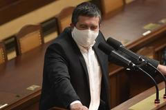 Hádky poslanců kvůli Hamáčkově kamufláži. Co se dělo ve sněmovně? Sledujte DVTV