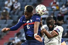 Antonio Rüdiger a Paul Pogba v zápase Francie - Německo, ME 2020