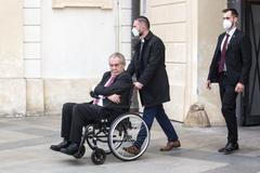 30 tisíc svíček za oběti koronaviru, Pražský hrad, pieta, Miloš Zeman, svíčky, kelímky