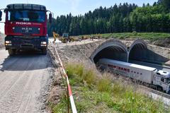 Stavba zeleného mostu pro zvěř na dálnici D1