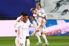 30. kolo španělské fotbalové ligy 2020/21, Real - Barcelona: Toni Kroos a Luka Modrič oslavují gól