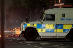 Útok mladíků na policejní vozidlo v severoirském Belfastu