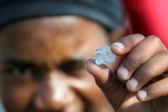 Pastevec pobláznil celou zemi. Lidé kopou na poli a myslí si, že našli diamanty