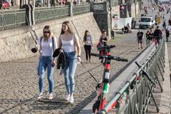 Lidé v ulicích Prahy a na Náplavce bez respirátorů, kontrola policie, koronavirus, covid-19, Náplavka, nábřeží