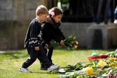 Květinové pocty se princi Philipovi dostává i před hradem Windsor